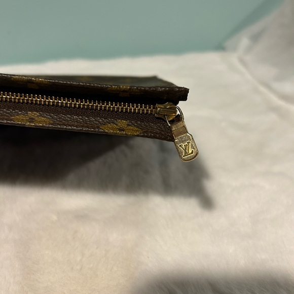 LOUIS VUITTON Cosmetic Pouch Large. Authentic pre-owned and great condition. - Picture 4 of 7